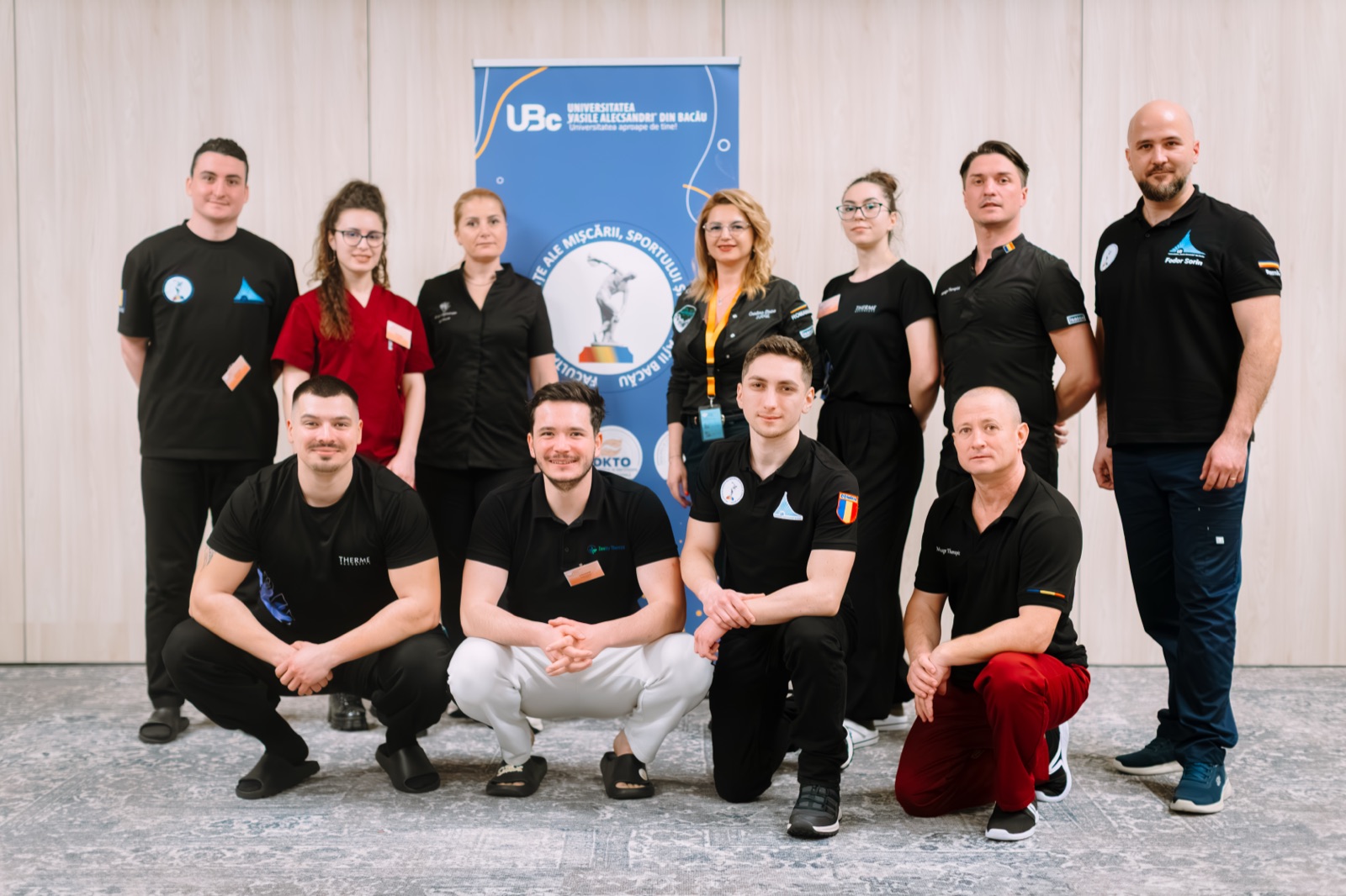 Echipa și voluntarii congresului pozând împreună