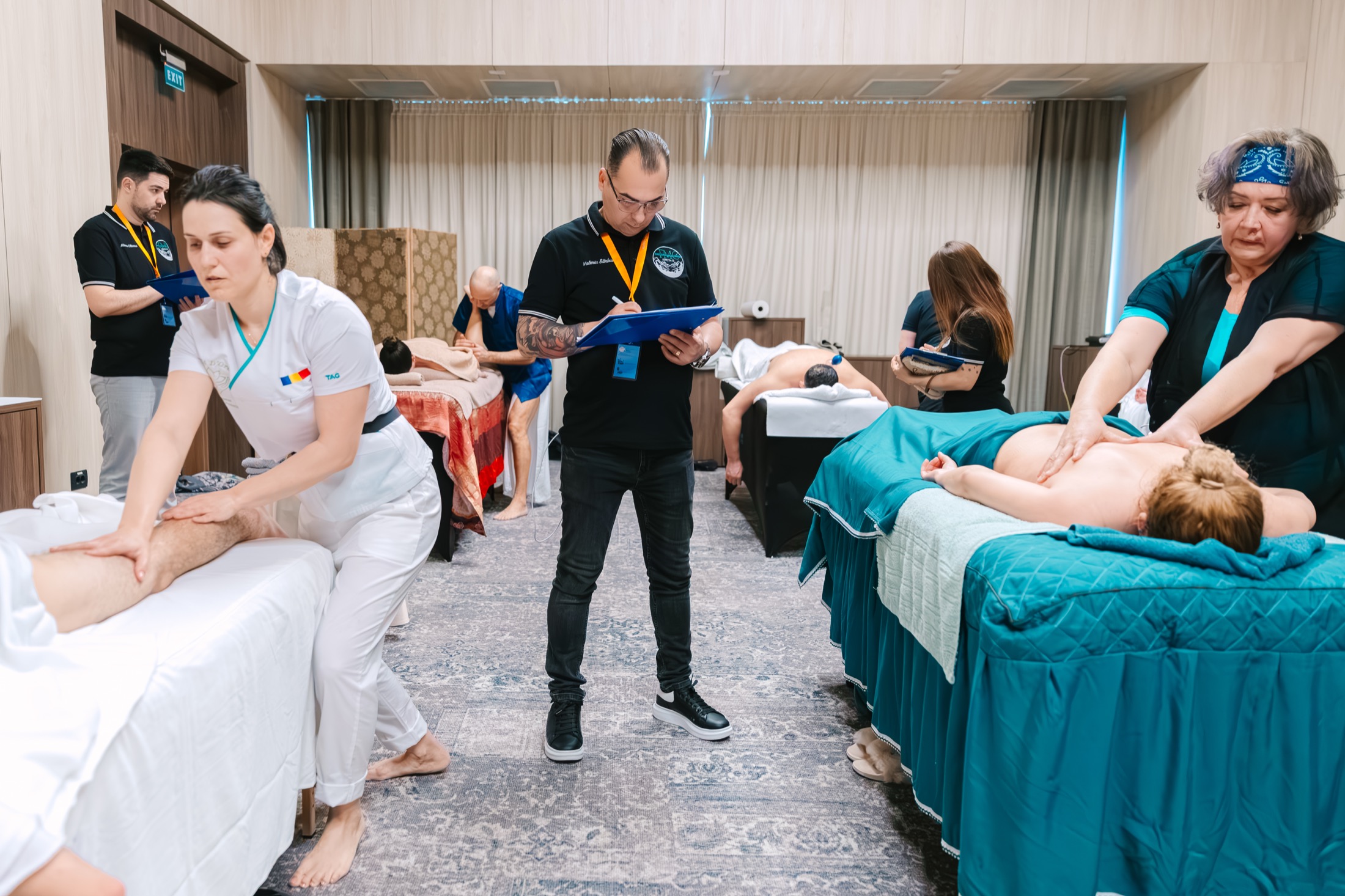 Juriu evaluând concurenții live, pe podium, la Transylvanian Massage Congress