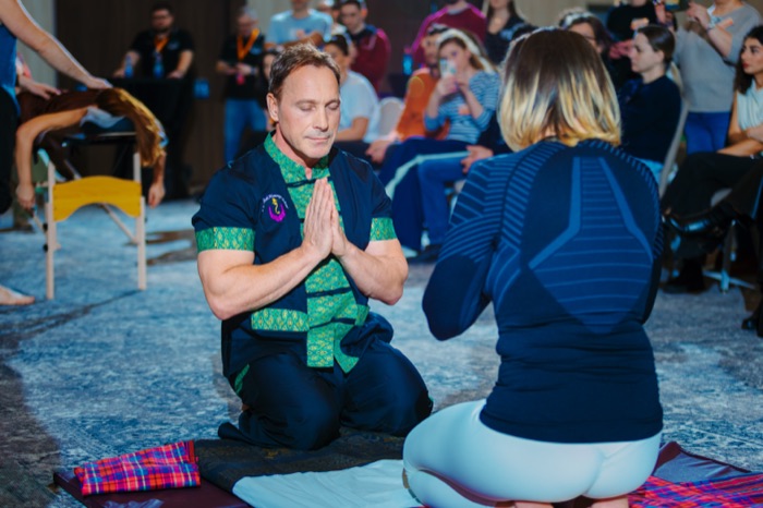 Instructor salutând publicul înainte de o sesiune